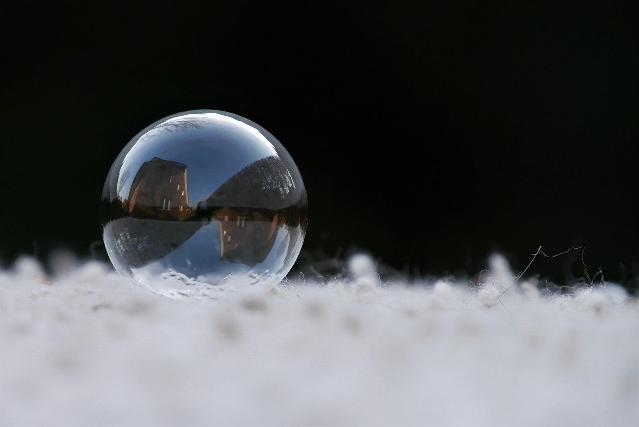 Snow ball. Стеклянный пузырь. Стеклянный шарик зима. Зимний шар стеклянный крупным планом. Пузыри в стекле.